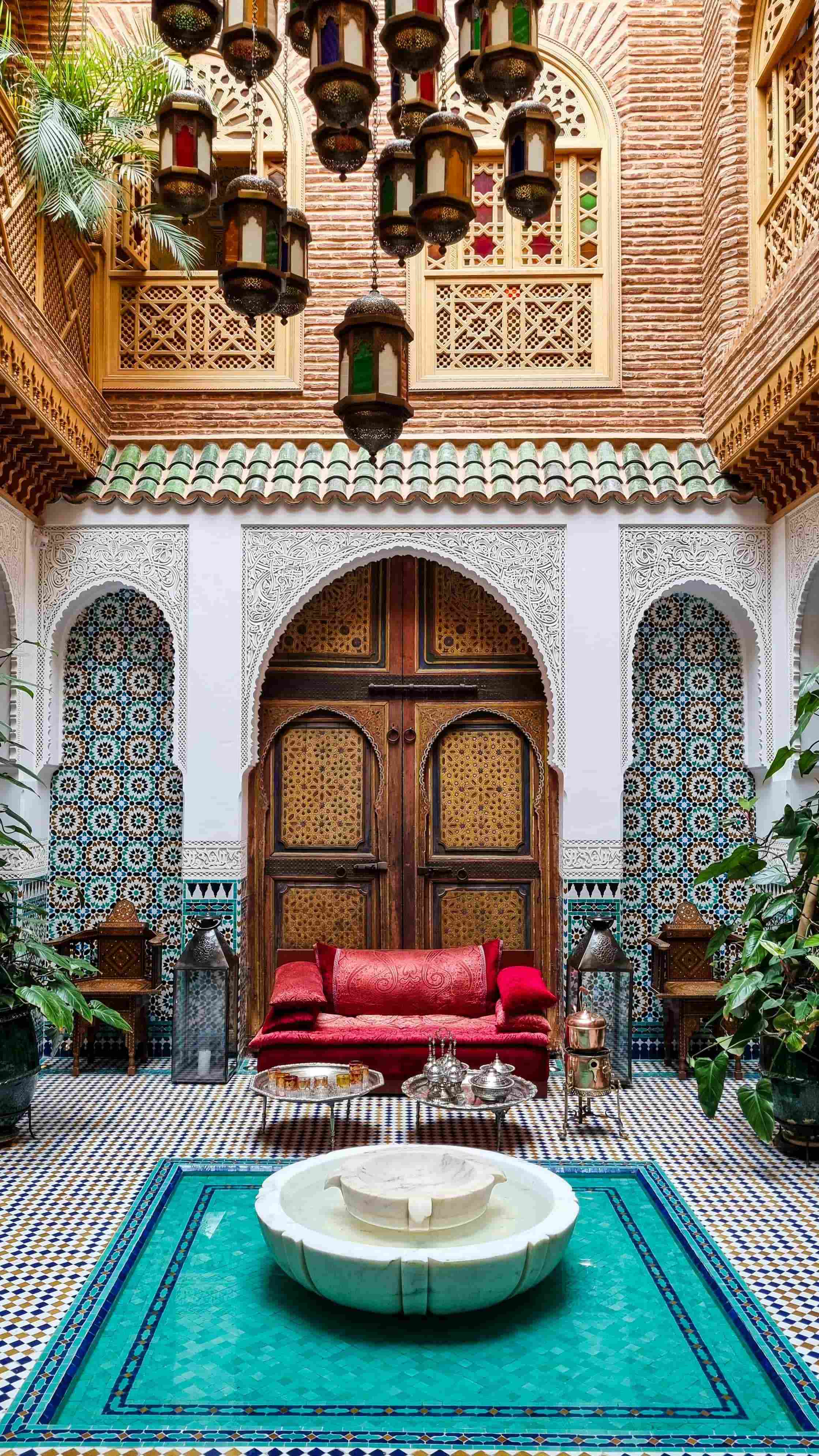 Vue élégante de Marrakech entre lumière, architecture et art de vivre